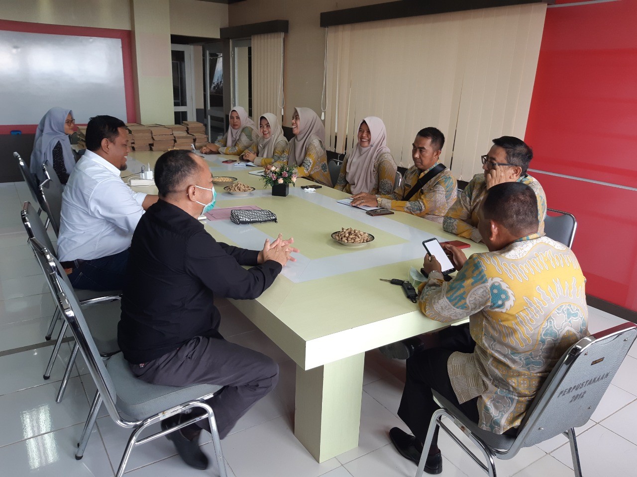 Suasana pertemuan 7 Kepala SDN Penggerak Solok Selatan di Minangkabau Corner UNAND
